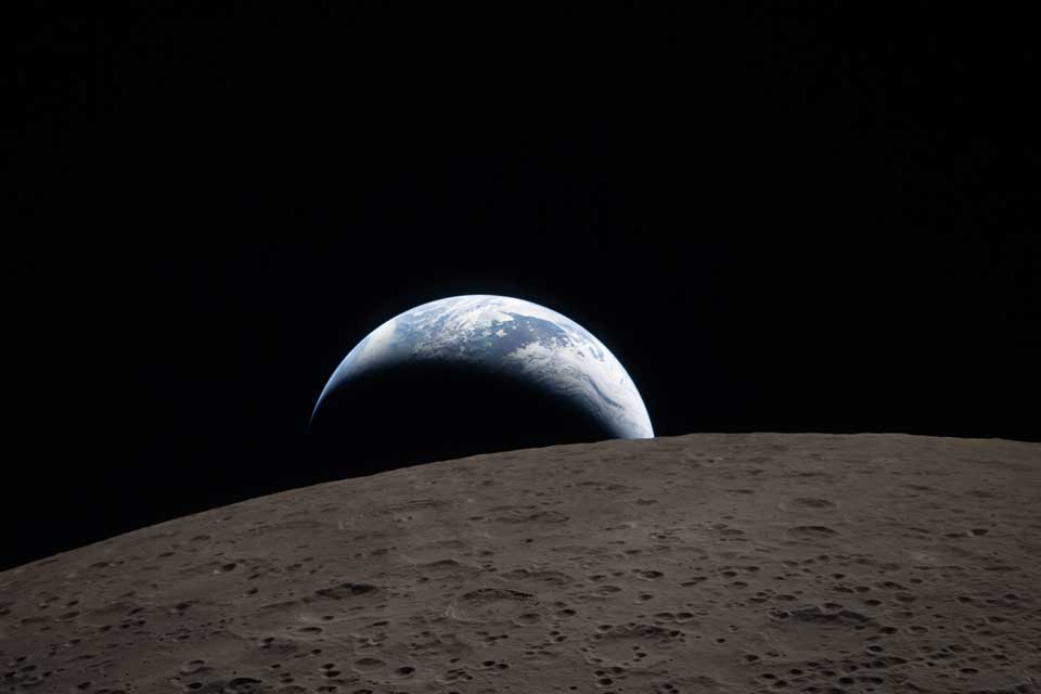 Die Erde beim Untergang hinter dem Mondhorizont, aufgenommen während der Artemis-2-Mission, NASA